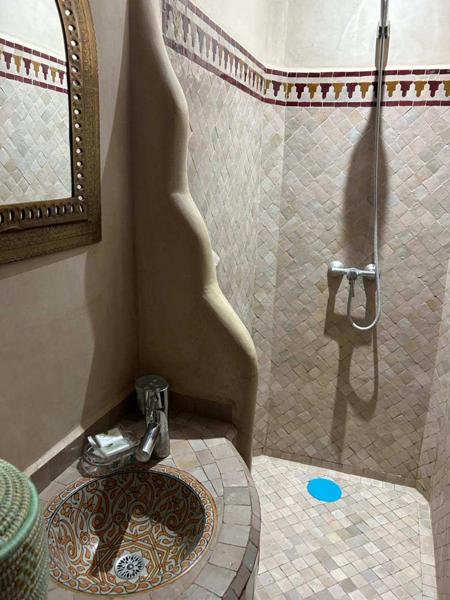 Riad Amazing Amazigh Avec Jacuzzi Petit Dejeuner Compris Avec Aussi Chambres Familiales Pres De La Place Jemaa El Fna Marrakesh Ngoại thất bức ảnh
